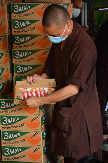 Continuing to support people in need in the Covid-19 pandemic of Hoang Phap Pagoda (series 4)